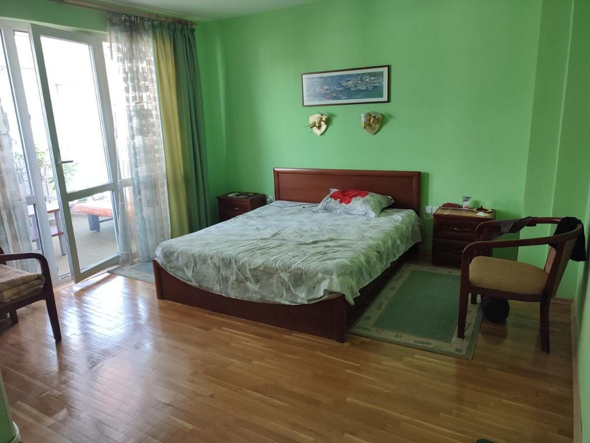 Spring Nebula Aparthotel Varna Bagian luar foto